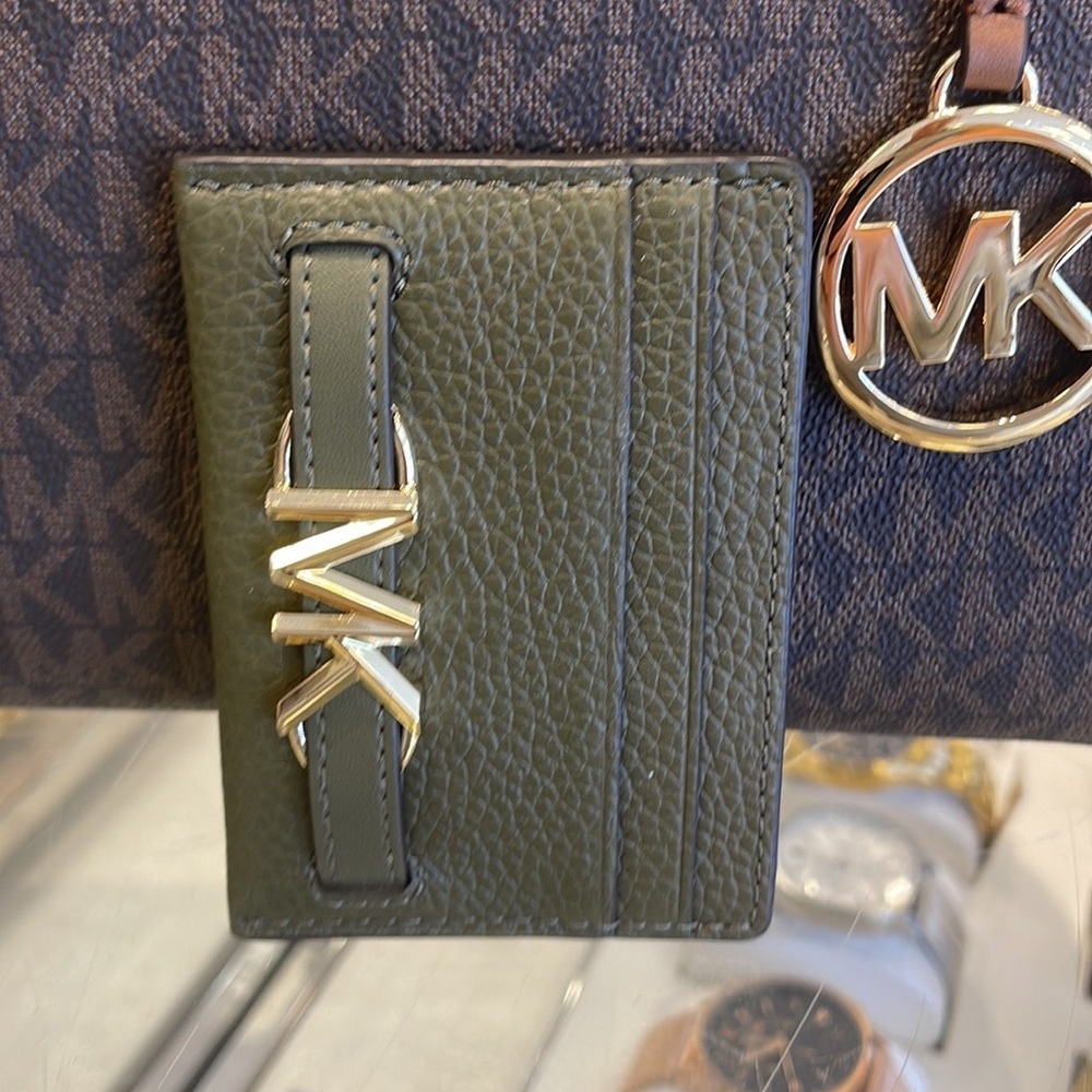 MICHAEL KORS
Reed Large Pebbled Leather Card Holder Case Wallet 
COLOR:OLIVE
NWT